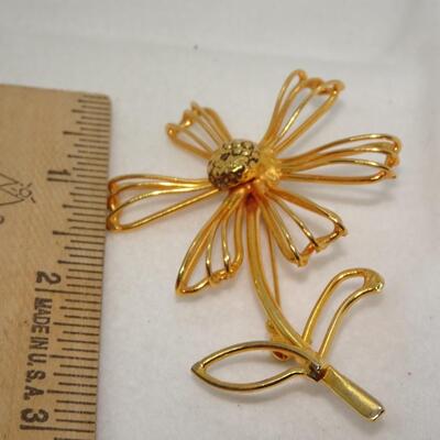 Sweet Gold Tone Daisy Flower Brooch 