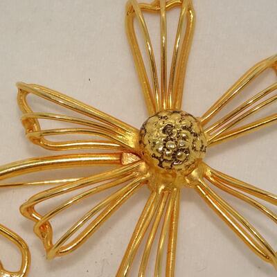 Sweet Gold Tone Daisy Flower Brooch 