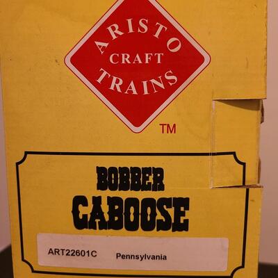 Lot 28: Aristo-Craft Pennsylvania Bobber Caboose & 2 Bay Covered Hopper Car Art 41215/22601C
