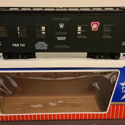 Lot 37: USA Trains R1841 (#724) Pennsylvania Kitchen Car 