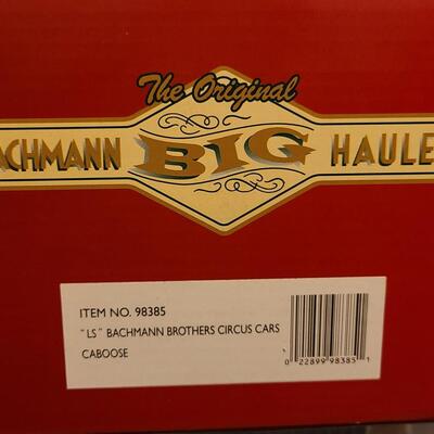 Lot 47: Bachmann Big Haulers Circus Cars Caboose & Flat Car w/ Giraffe & Hippo Wagons