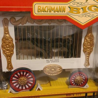 Lot 47: Bachmann Big Haulers Circus Cars Caboose & Flat Car w/ Giraffe & Hippo Wagons