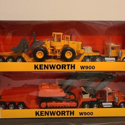 Lot 51: Kenworth 1:32 Scale Construction w900 Sets