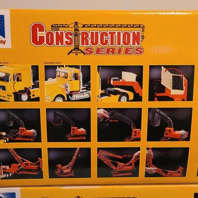 Lot 51: Kenworth 1:32 Scale Construction w900 Sets