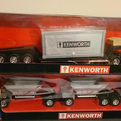 Lot 53: Kenworth Long Haulers 1:32 Die Cast Trucks 
