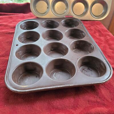 Lot 18: Muffin Pans and Pan 