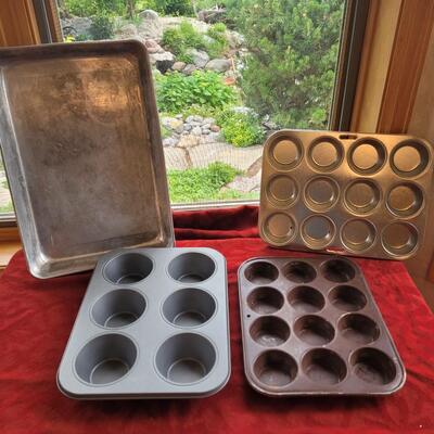 Lot 18: Muffin Pans and Pan 