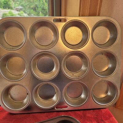 Lot 18: Muffin Pans and Pan 