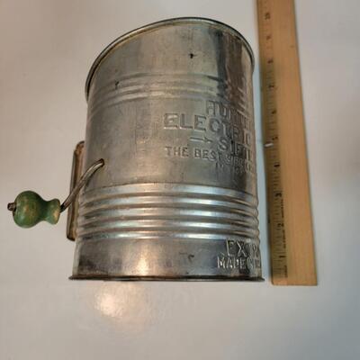 Green handled flour sifter 