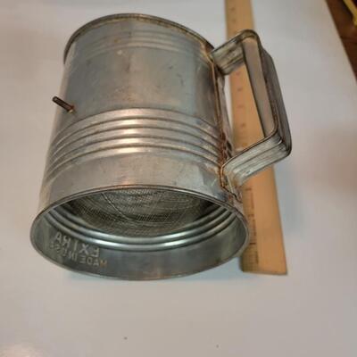 Green handled flour sifter 