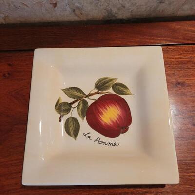 Lot 40: Tabletops Lifestyles Le Fruit Plate