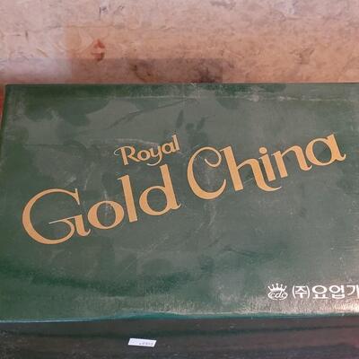 Lot 50: Royal Gold China Set
