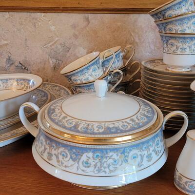 Lot 60: Noritake Moonlight China Set