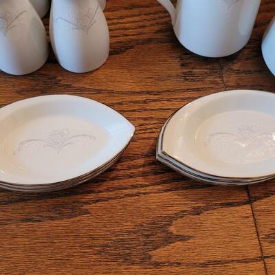 Lot 61: Noritake Casablanca China Set