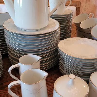 Lot 61: Noritake Casablanca China Set