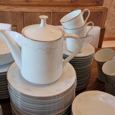 Lot 61: Noritake Casablanca China Set