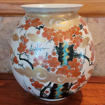 Lot 70: Kutani Ware Vase