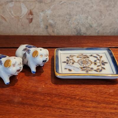 Lot 77: Pig Salt & Pepper Shakers with a Tray