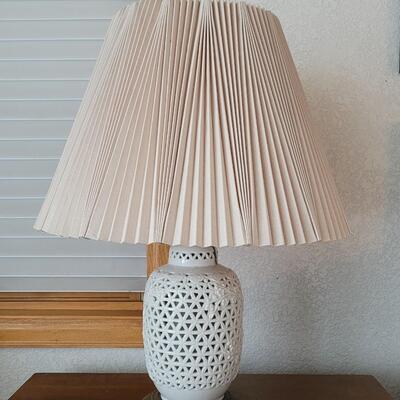 Lot 101: White lamp with Dual lighting 