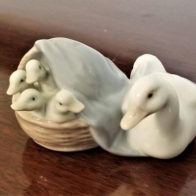 Lot #33 Lladro Mother Duck and ducklings