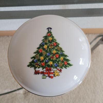 Lot 154: Christmas Trinket Box