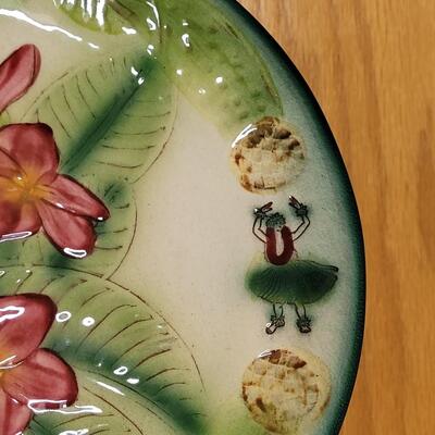 Lot 185: Kani of Hawaii Pottery Plate by Celeste Holmes