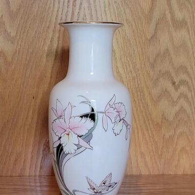 Lot 195: Japanese Fine China Vase