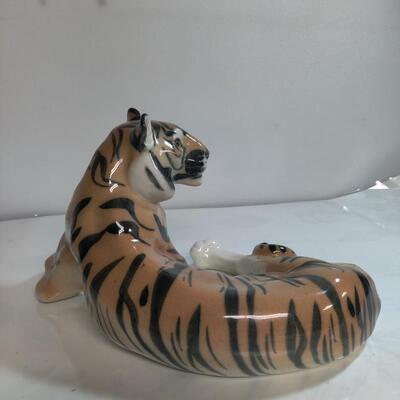 Porcelain tiger