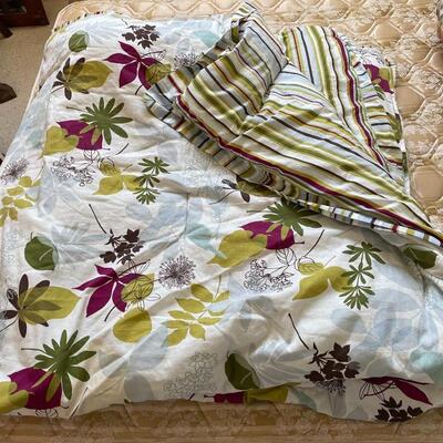 #110 Modern Queen Floral/Stripe Comforter