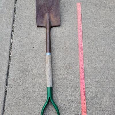 Lot 236: D Handle Spade Garden Shovel