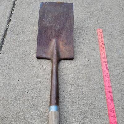 Lot 236: D Handle Spade Garden Shovel