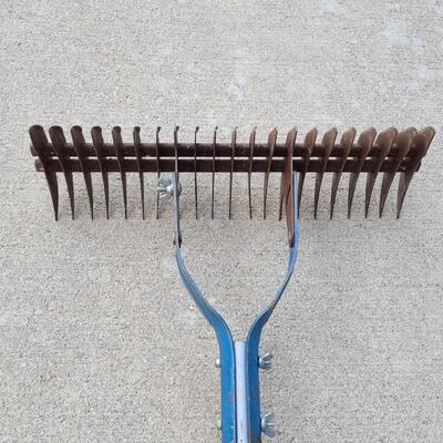 Lot 241: Lawn Garden Thatch Rake