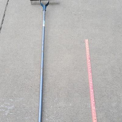 Lot 241: Lawn Garden Thatch Rake