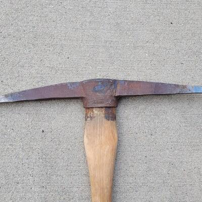 Lot 242: Double Point Garden Tool