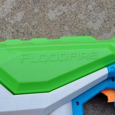 Lot 264: Super Soaker Flood Fire Nerf Water Toy