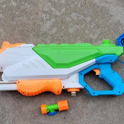 Lot 264: Super Soaker Flood Fire Nerf Water Toy