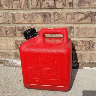 Lot 294: Toro 22" Recycler Lawn Mower with Manual. Small Engine Oil and 1 gallon Gas Can- Does not turn on and has a gas leak