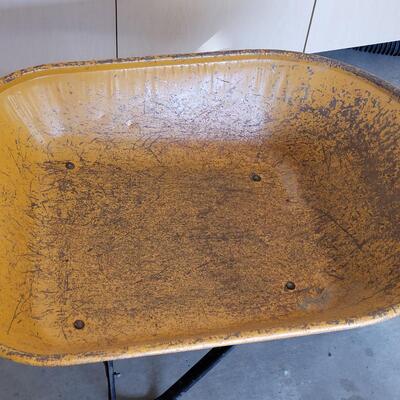 Lot 298: Wheelbarrow (untested flat tire)