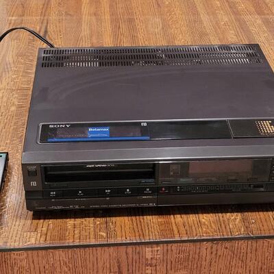 Lot 361: Sony Betamax with Remote 