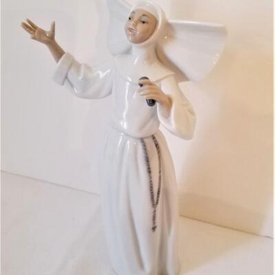 Lot #52  Lladro Figurine "Singing Nun"