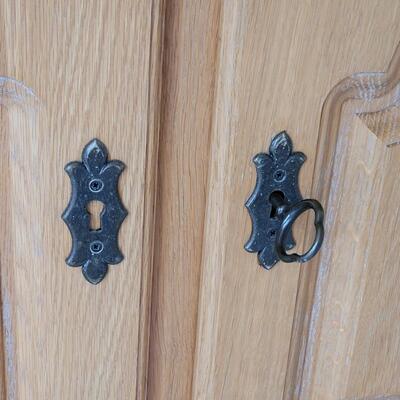 Lot 400: 2 piece Oak Locking Drop Shelf and Cabinet 
