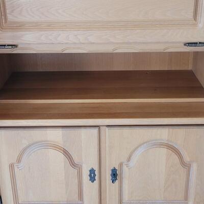 Lot 400: 2 piece Oak Locking Drop Shelf and Cabinet 
