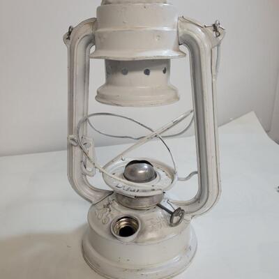 Is vintage Kerosene lamp missing glass and lid