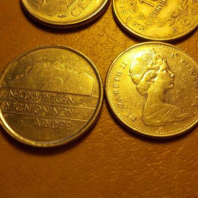 Mixed 1970 to 1980 foreign collector coins.