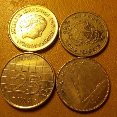 Mixed 1970 to 1980 foreign collector coins.