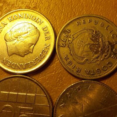 Mixed 1970 to 1980 foreign collector coins.
