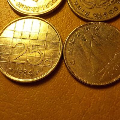 Mixed 1970 to 1980 foreign collector coins.