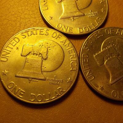 3- Bicennetial Eisenhower dollae coins.