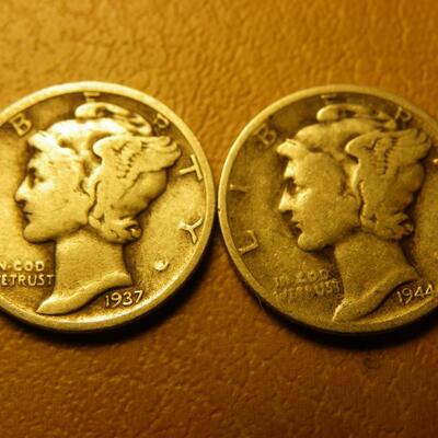 2- 1939 and 1944 Mercury silver dimes.