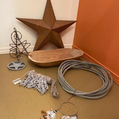 #226 Rustic Cowboy Decor Rusty Metal Star, Rope, Dreamcatcher, Barbed Wire, Wood Tray Etc Lot of 7